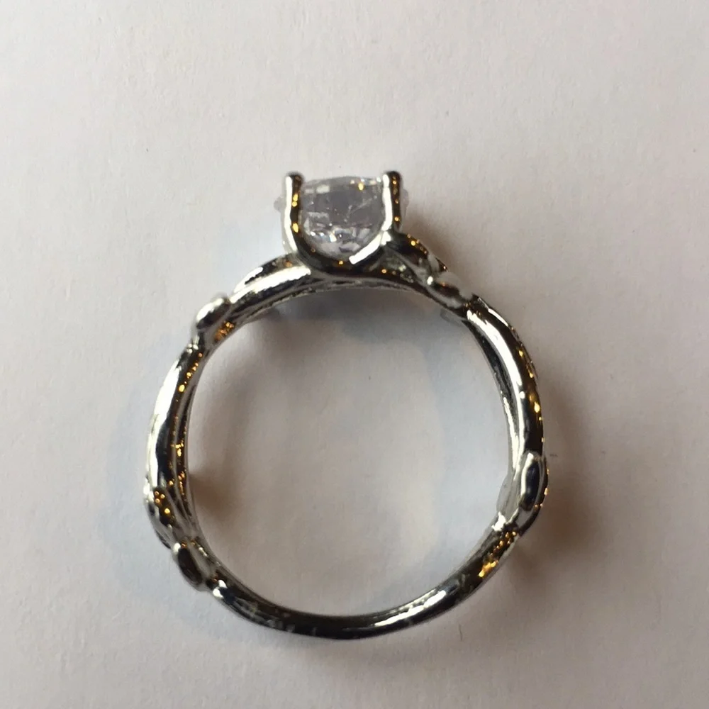 Elegant Silver Leaf Design Ring. Gorgeous.  Stunning. size 9